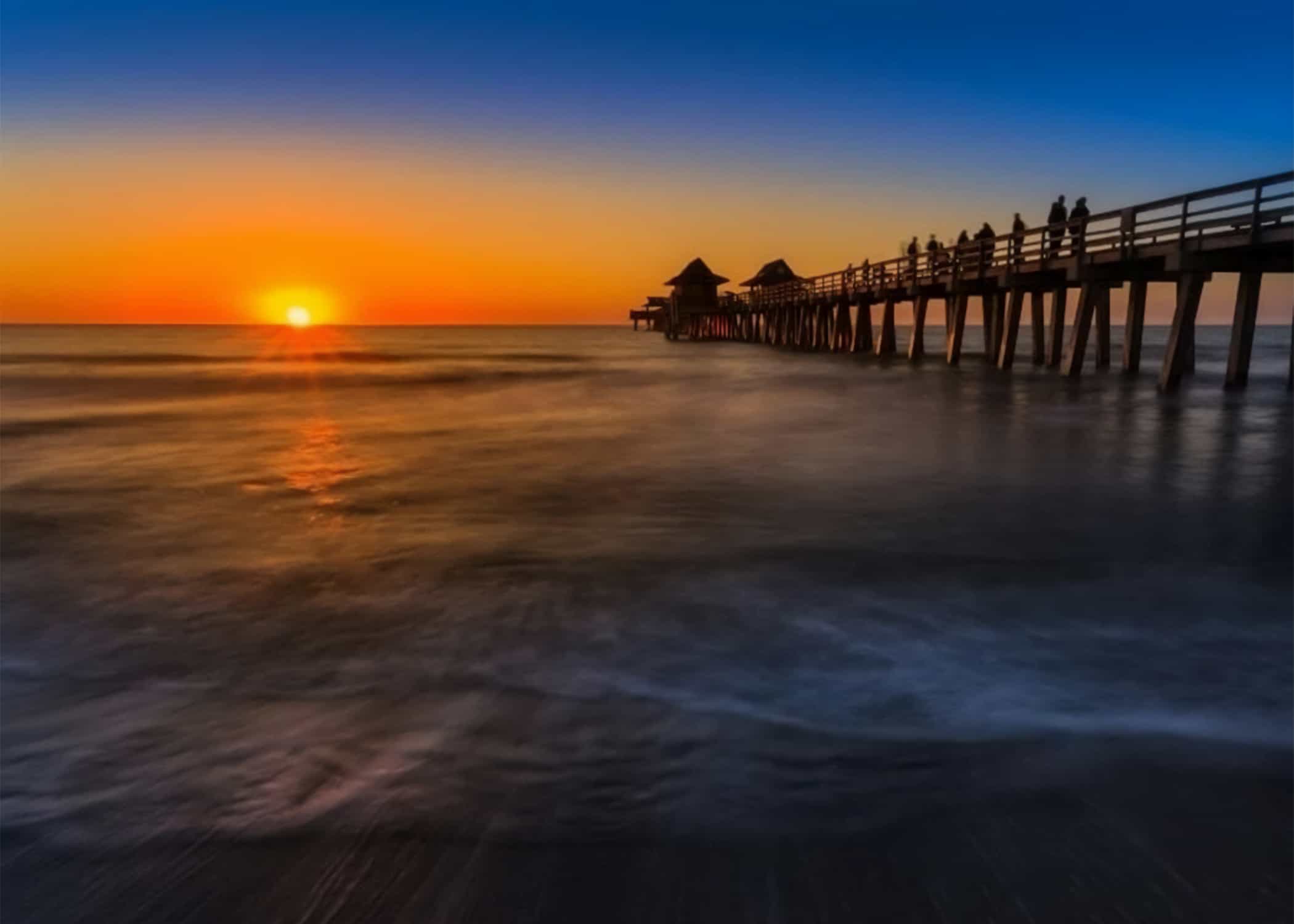 Atardecer en el muelle de Naples, en la costa del Golfo de Florida