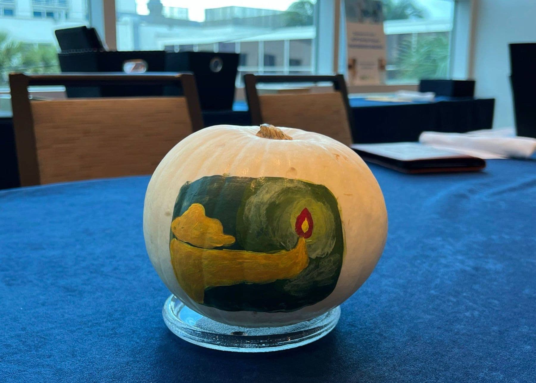 Una calabaza pintada a mano por miembros en un evento del capítulo