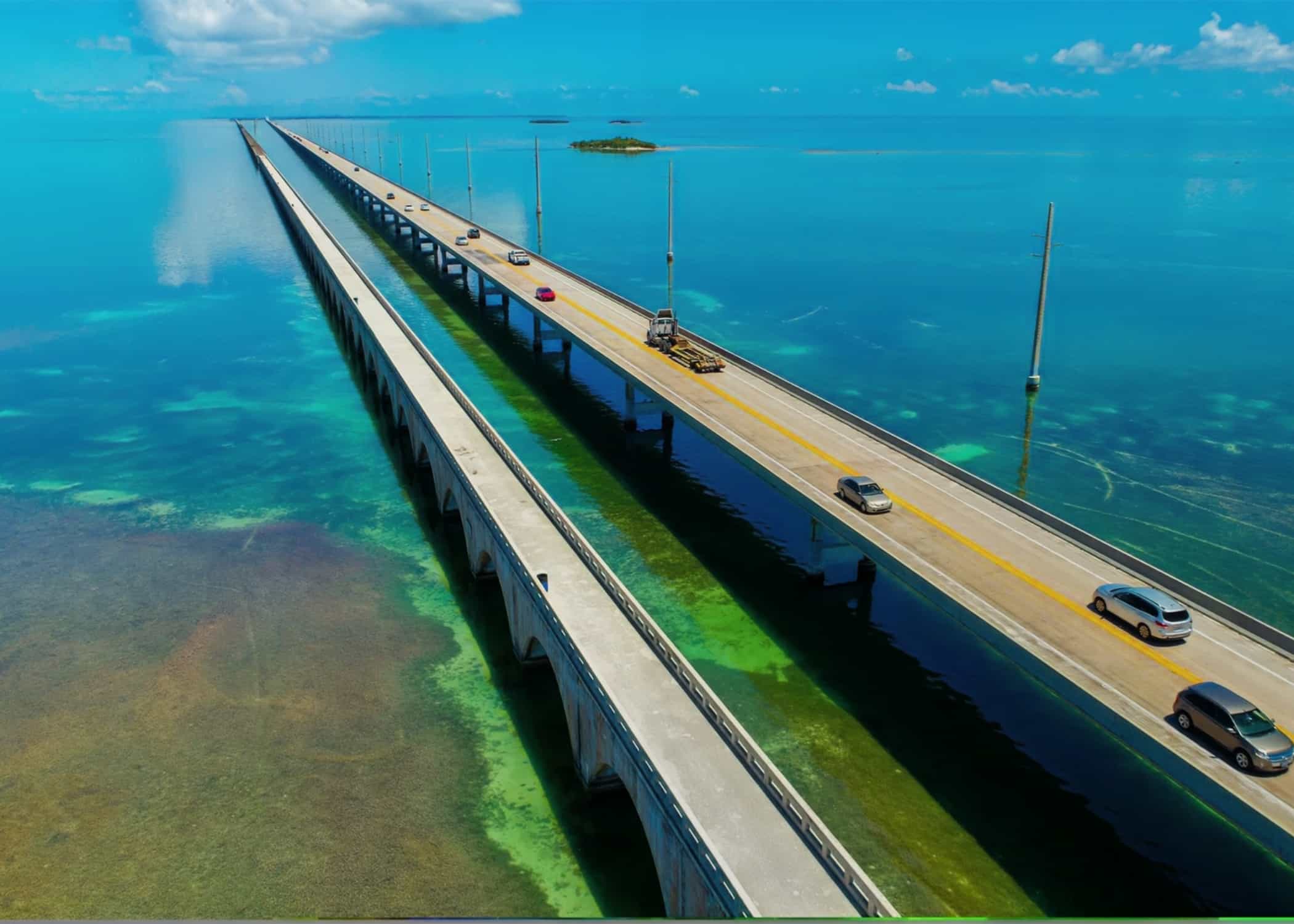 Vista aérea del puente Seven Mile en los Cayos de Florida