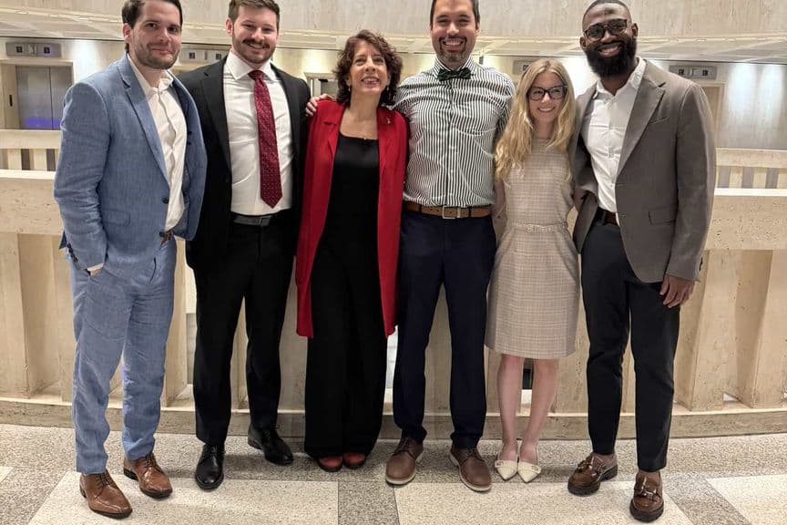 Miembros del capítulo reunidos en el atrio del Capitolio durante una jornada de incidencia