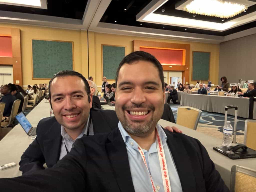 Dos miembros se toman una selfie durante una sesión del congreso