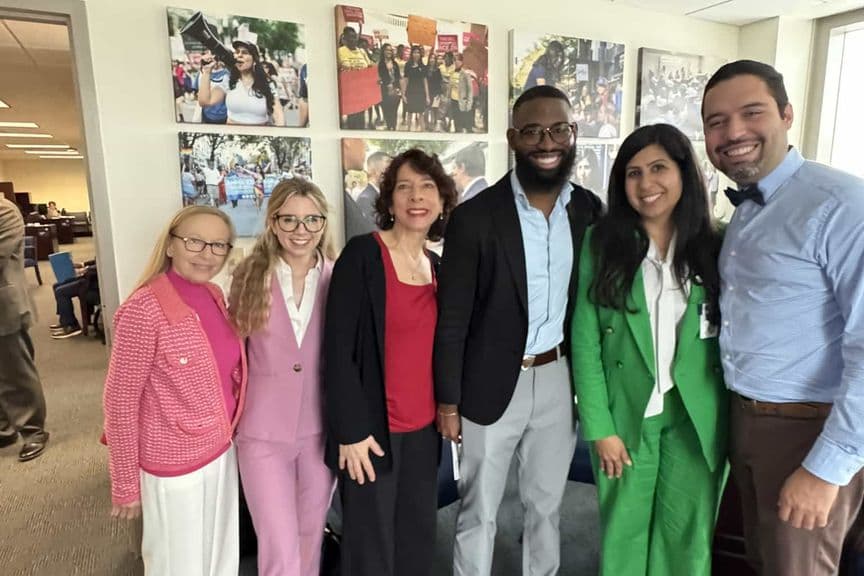 Miembros del capítulo reuniéndose con el equipo de una oficina legislativa